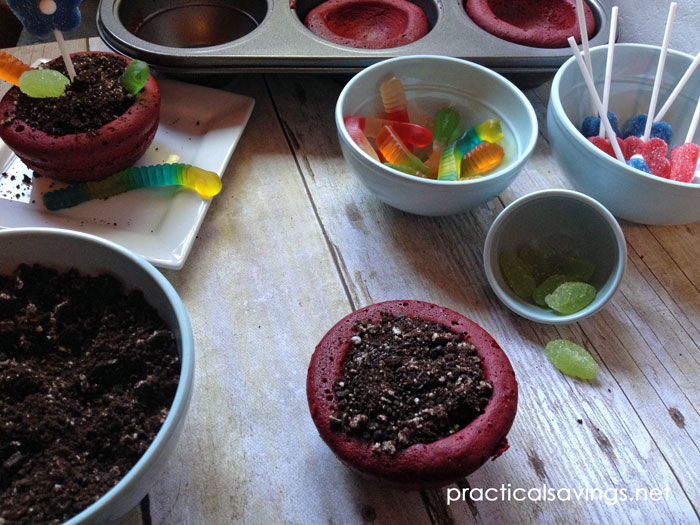 How to make flower pot cakes. These make the perfect dessert for a lawn or garden party. 